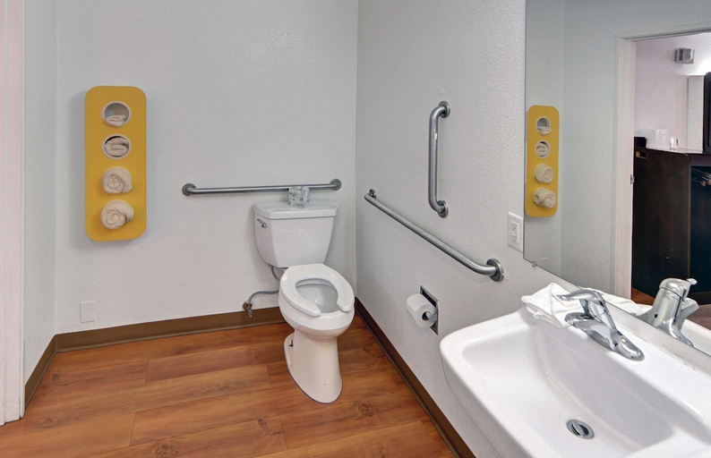 Bathroom 3, モーテル 6 デントン テキサス - UNT, Denton