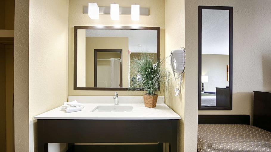 Bathroom, Best Western Norwalk, Huron