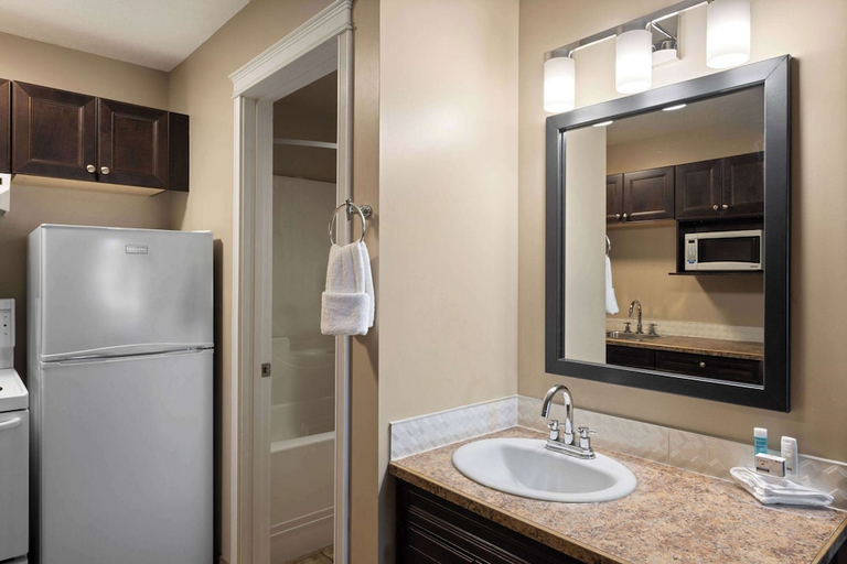 Bathroom 2, Super 8 Fort McMurray, Division No. 16
