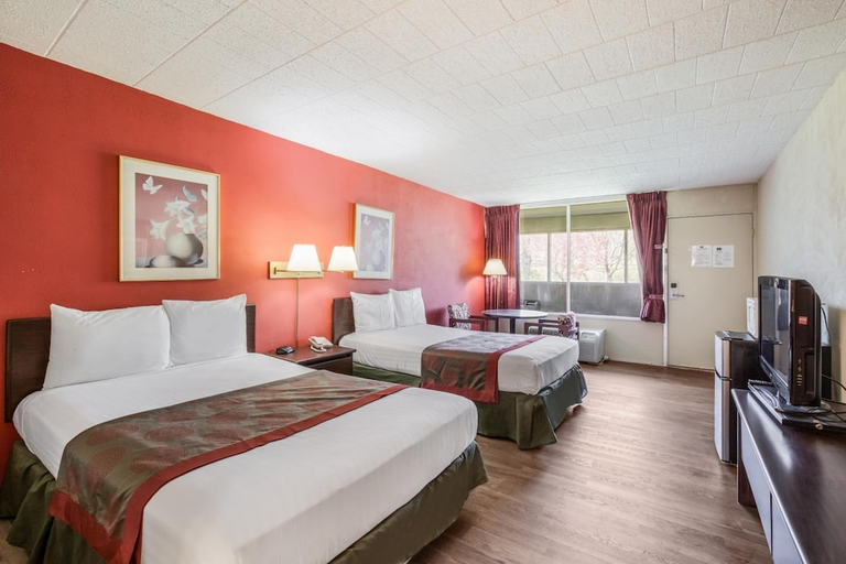 Bedroom 3, Red Carpet Inn Hazleton, Luzerne