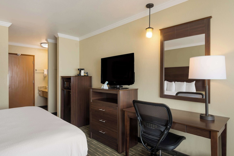 Bedroom 3, Best Western Holiday Hotel, Coos