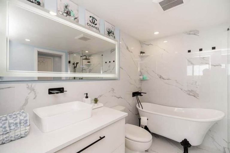 Room 2, Convenient Downtown Flat, Greater Vancouver