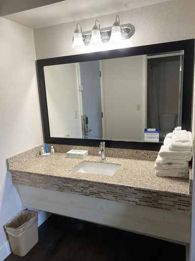 Bathroom 4, Quality Inn Del Rio, Val Verde