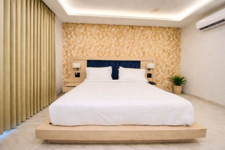 Bedroom 2, Hotel Holiday Grand Near Expo Mart, Gautam Buddha Nagar