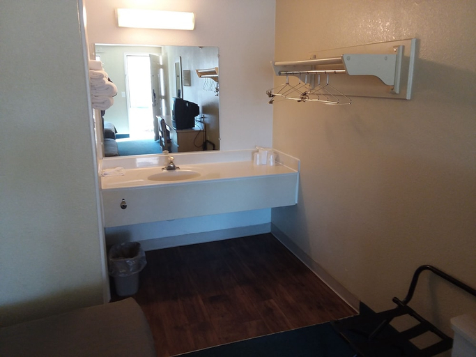 Bathroom 4, Knights Inn Burlington Nc, Alamance