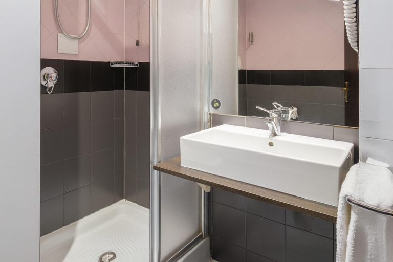 Bathroom 4, B&B Hotel Faenza, Ravenna
