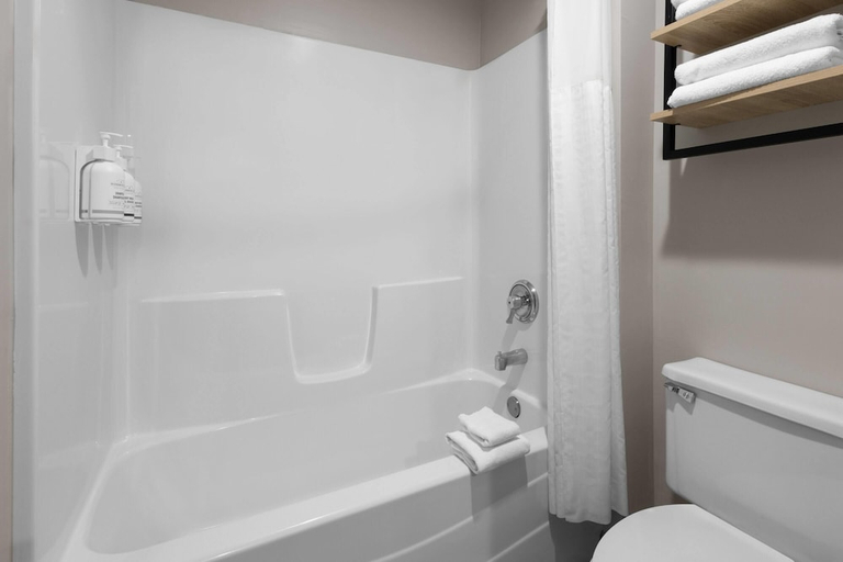 Bathroom 4, La Quinta Inn & Suites by Wyndham Mansfield OH, Richland
