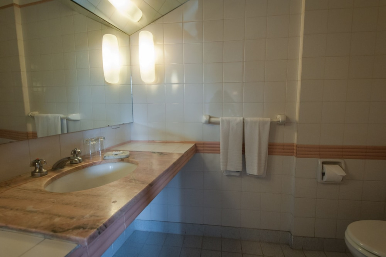 Bathroom 4, Hotel del Bosque, Pinamar
