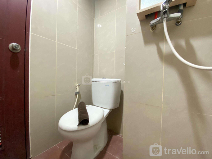 Bathroom 2, Design Studio Taman Melati Jatinangor By Travelio, Sumedang