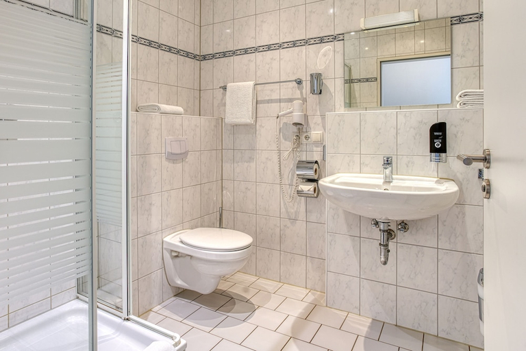 Bathroom 3, Centro Hotel Braunschweig, Braunschweig