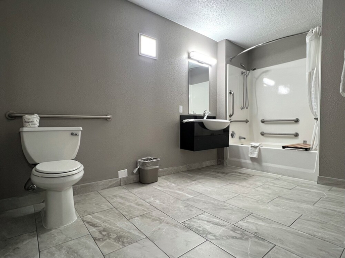 Bathroom 4, Motel 6 Middleburg Heights, Oh - Cleveland, Cuyahoga