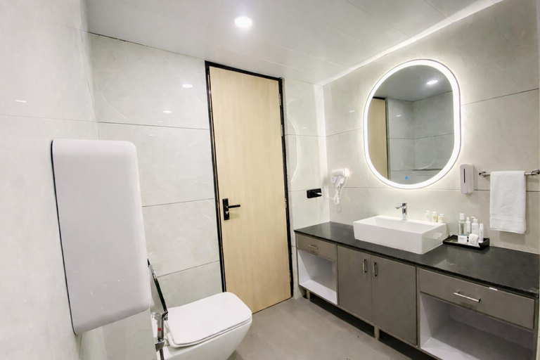 Bathroom 5, Hotel Holiday Grand, Gautam Buddha Nagar