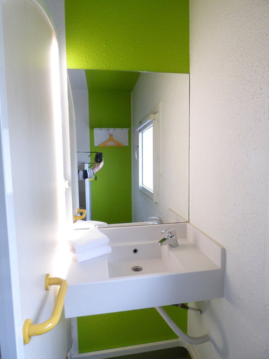 Bathroom 5, hotelF1 Salon de Provence, Bouches-du-Rhône
