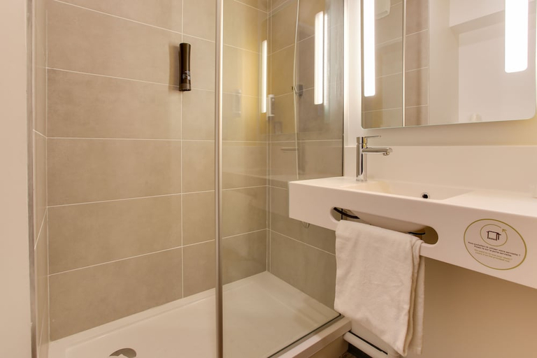 Bathroom 4, B&B HOTEL Dijon Valmy Toison d'Or, Côte-d'Or