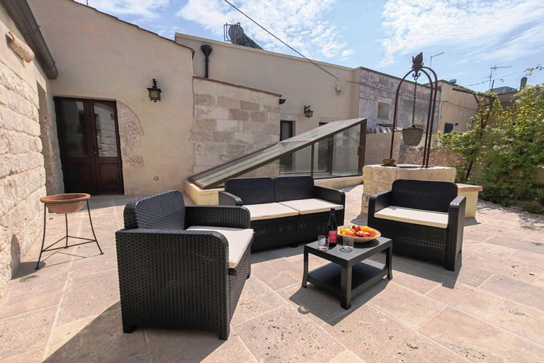 Terrace/patio 2, Corte San Giorgio Boutique apt With Airco, Lecce