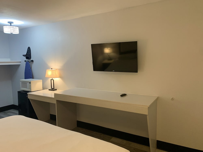 Bedroom 3, Rodeway Inn Midland South, Midland