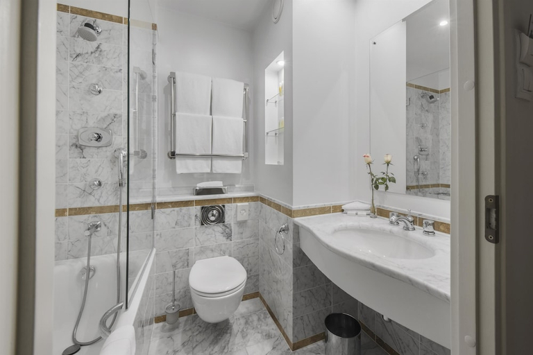 Bathroom 5, Angleterre Hotel, Sankt-Peterburg gorsovet