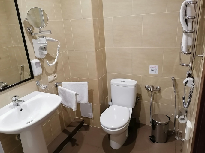Bathroom 3, Hotel Mayak, Gur'evskiy rayon