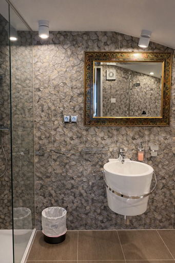 Bathroom 3, Two Brothers Inn, Schwaz