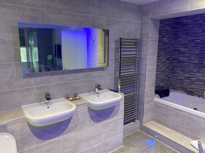 Bathroom 3, The Avenue Hotel, Lancashire