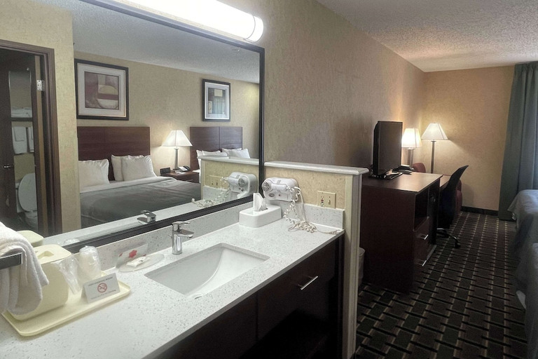 Bathroom, Quality Inn Raton, NM, Colfax