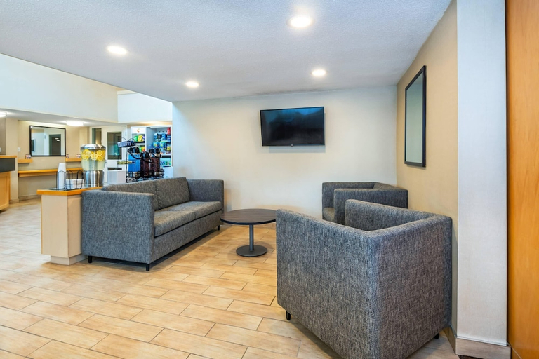 Public Area 2, Comfort Inn Kingston - Highway 401, Frontenac
