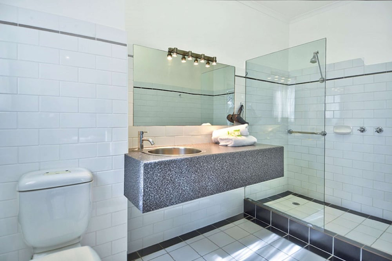 Bathroom, Best Western Geelong Motor Inn & Serviced Apartments, Geelong West