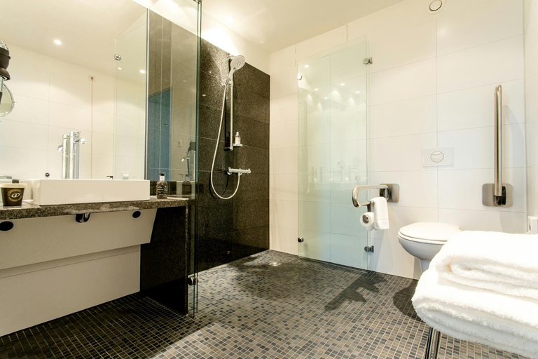 Bathroom 4, Hotel Motel One Barcelona-Ciutadella, Barcelona