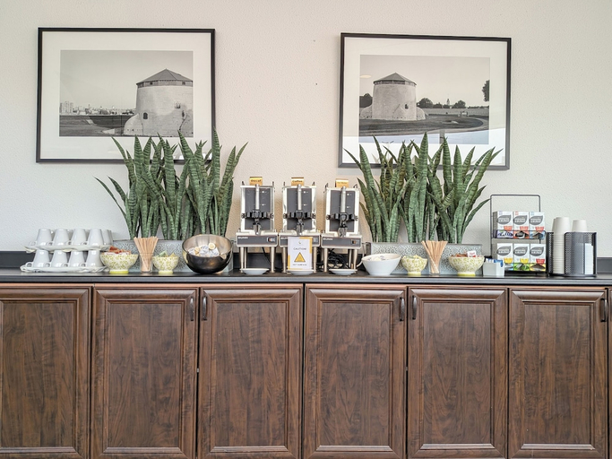 Food & Drinks 5, Confederation Place - Hotel, Frontenac
