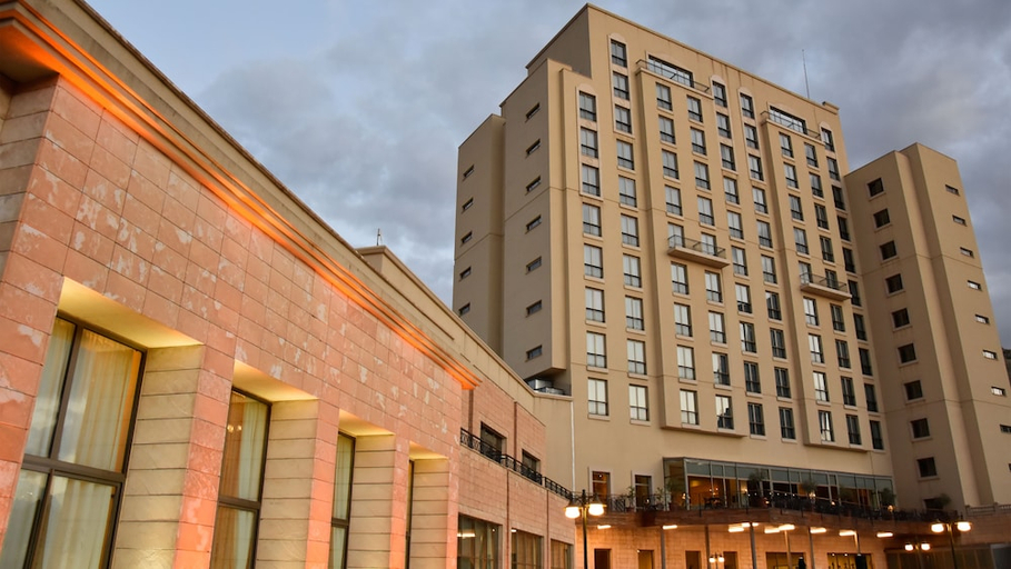 Exterior & Views