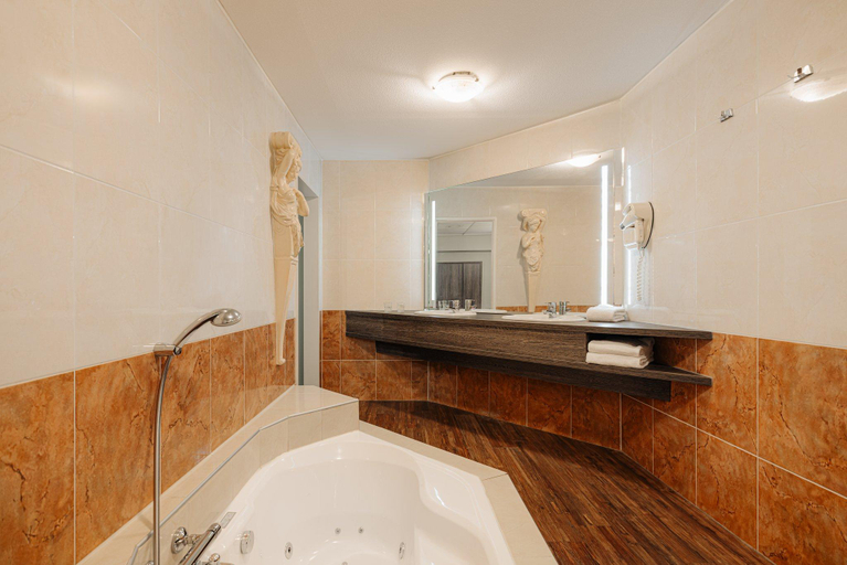 Bathroom 3, Crown Hotel Eindhoven Centre, Eindhoven