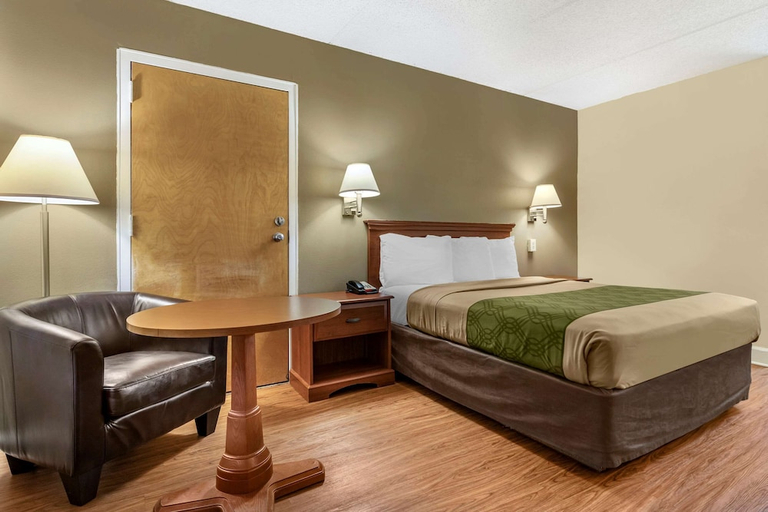 Bedroom 3, Econo Lodge Inn And Suites, Kershaw