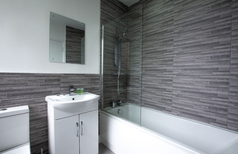 Bathroom 4, Charles Hope Apartments - Swindon, Swindon