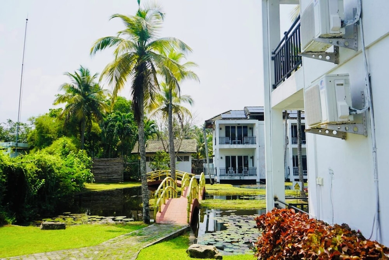 Exterior & Views