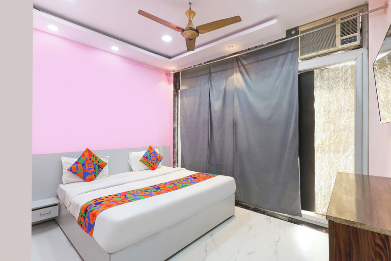 Room 4, Via Omax, Kanpur Nagar