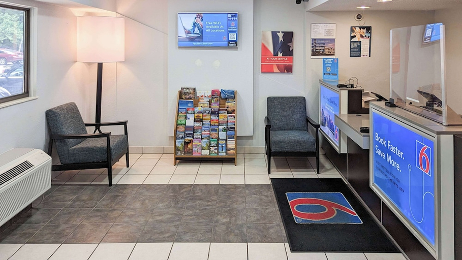Public Area 2, Motel 6 Nashua, NH - South, Hillsborough