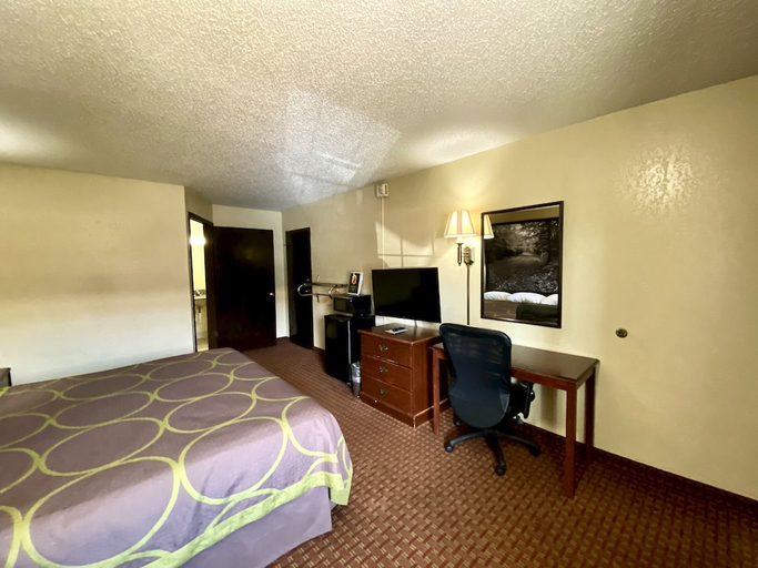 Bedroom 3, Super 8 by Wyndham Shawnee, Pottawatomie
