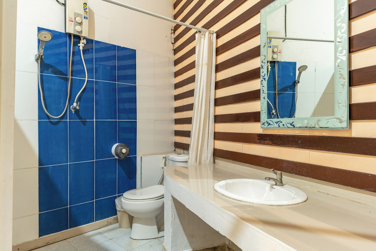 Bathroom 4, De Bua Valley, Wang Num Khiaw
