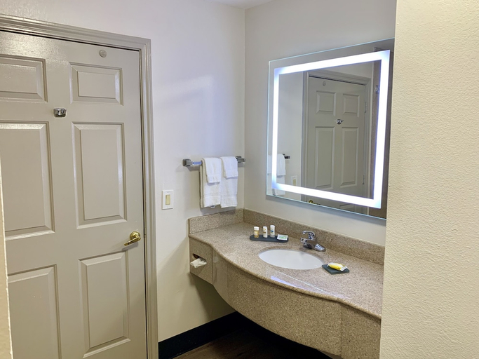 Bathroom 4, Kemah Edgewater Hotel, SureStay Collection by Best Western, Houston