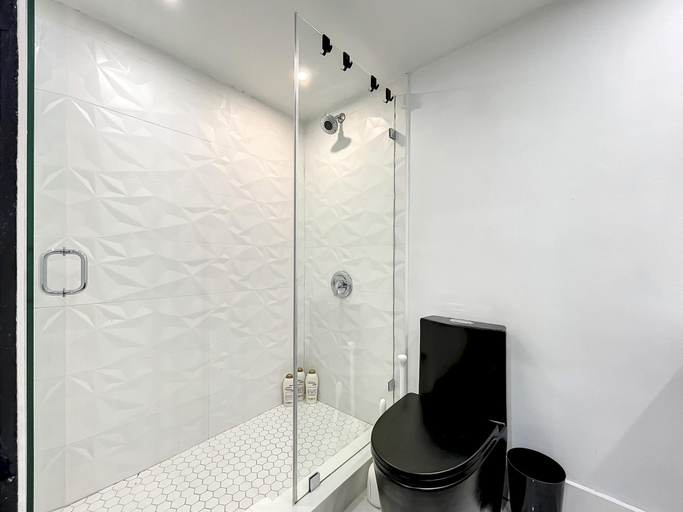 Room 4, South Beach Bachelor Ette 7BR 4BA - 16 Single Beds, Miami-Dade