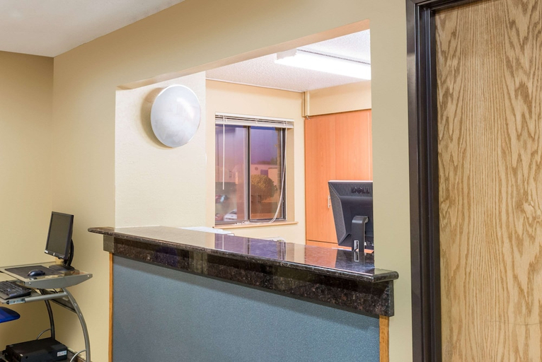 Public Area, Super 8 by Wyndham Franklin/Middletown Area, Warren