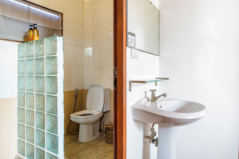 Bathroom 4, De Bua Valley, Wang Num Khiaw