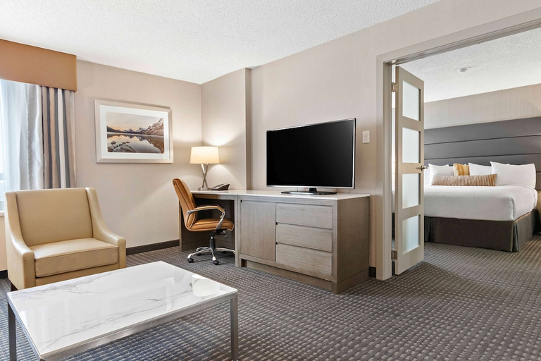 Bedroom 2, Best Western Premier Calgary Plaza Hotel & Conference Centre, Division No. 6