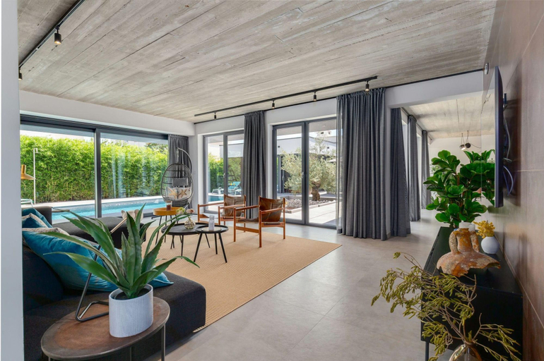 Others 4, Villa Marli, Nin