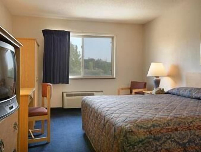 Bedroom 3, Super 8 by Wyndham Middletown, Orange