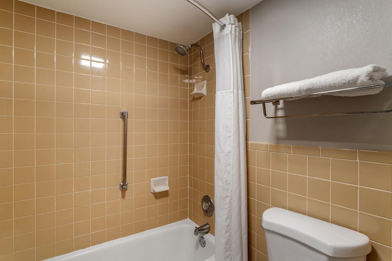 Bathroom 3, SureStay Studio by Best Western Victoria, Victoria