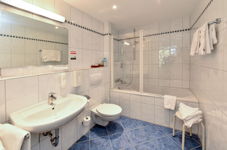 Bathroom 3, Hotel Adria München, München