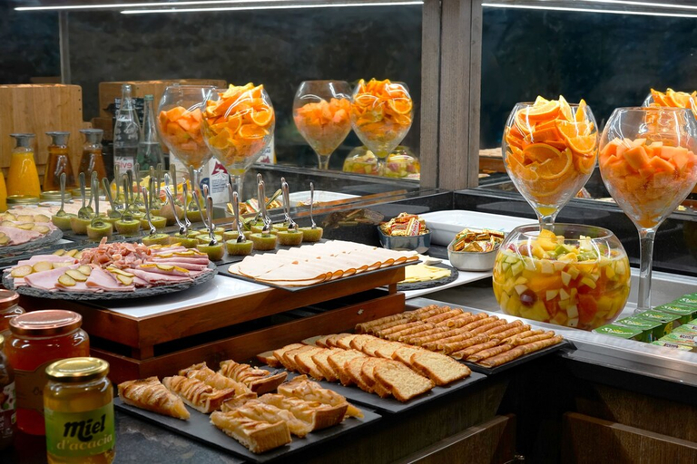 Breakfast buffet 2, Le Montmartre Saint Pierre, Paris