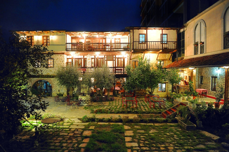Exterior & Views