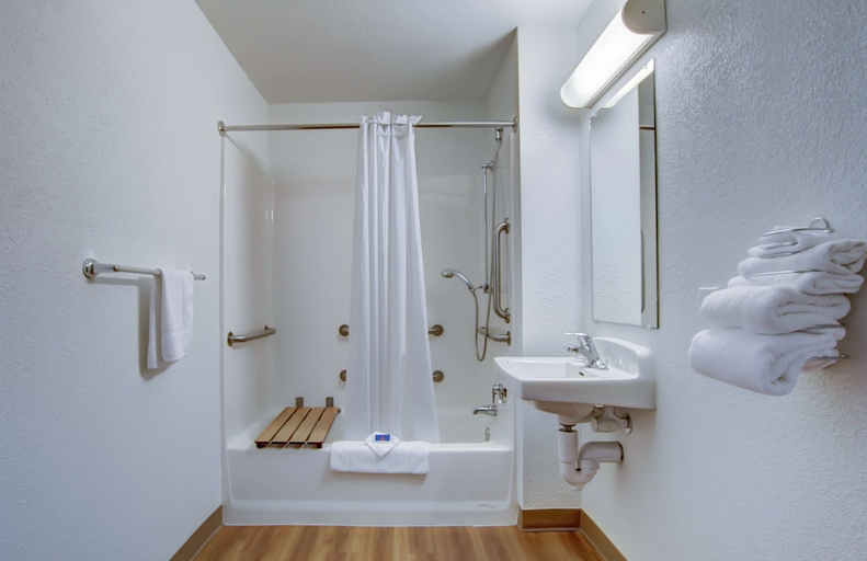 Bathroom 4, Motel 6 Grants Pass, OR, Josephine